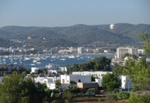 Ibiza: Behörden drohen DJs nach illegalem Rave mit ewigem Booking-Bann Die Behörden auf der Baleareninsel wollen illegale Raves mit harten Strafen verhindern (Foto: JanManu, CC BY-SA 3.0)