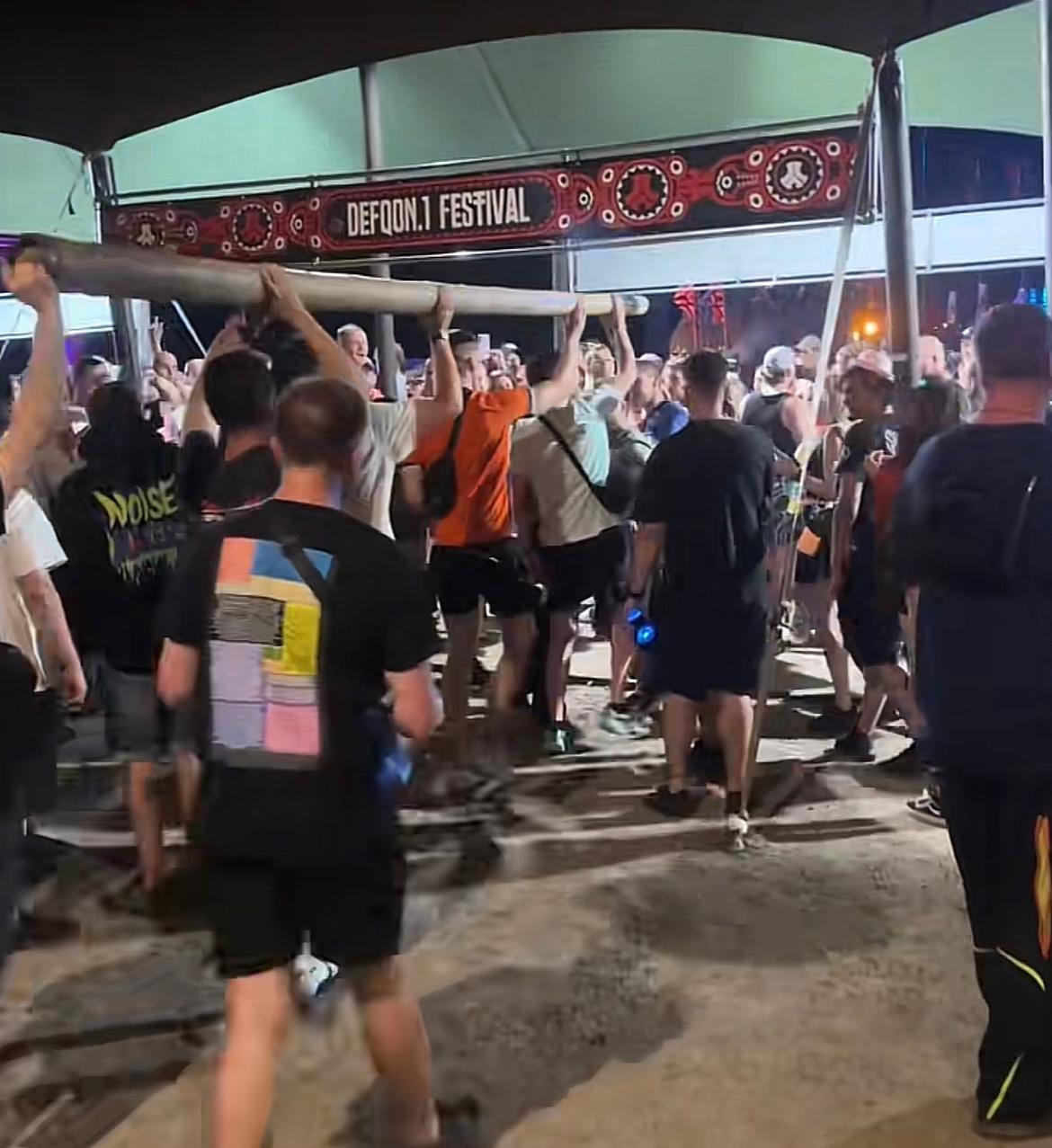Nach der Absage kam es zu Tumulten am Festivaleingang (Screenshot: TikTok/Malmstone)