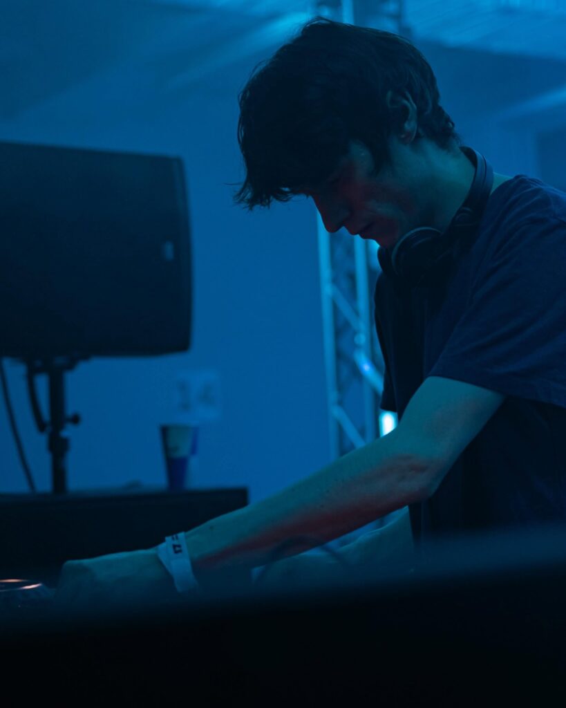 Hier legt Skee Mask auf, davor waren schon Steffi und Mike Paradinas dran – beim Up To Date Festival.