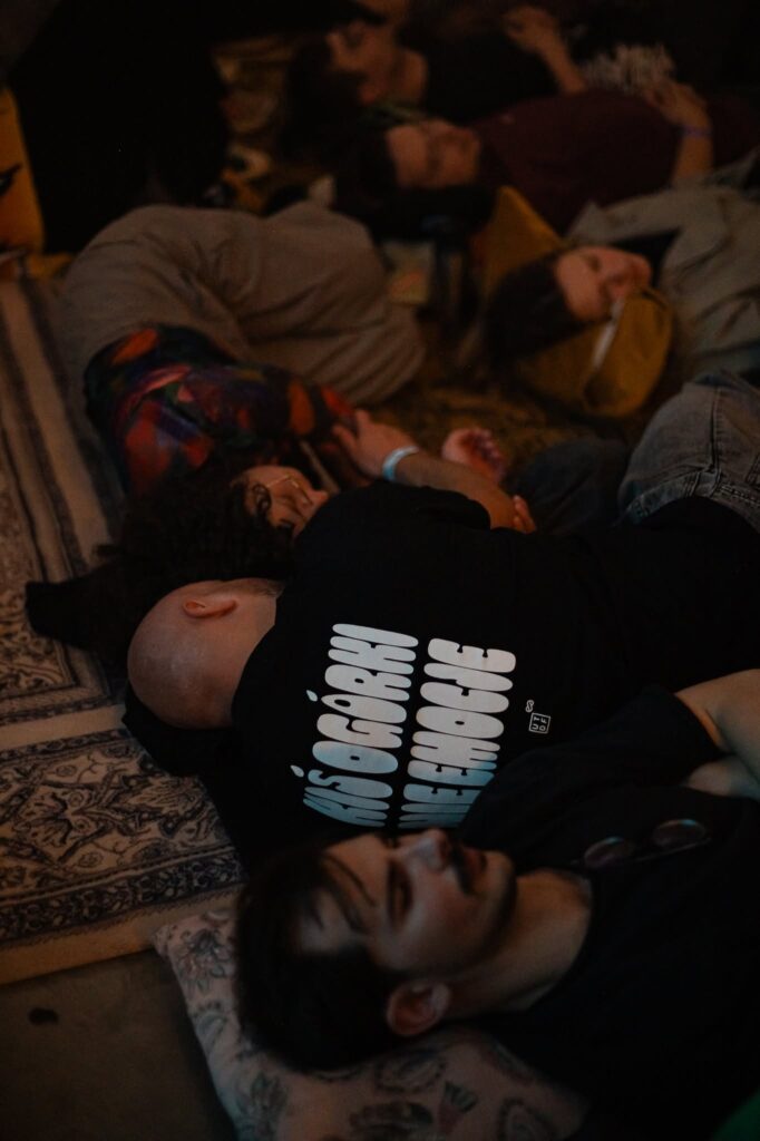 Besucher beim Up To Date Festival in Polen schlafen auf dem Boden zu Ambient Musik.
