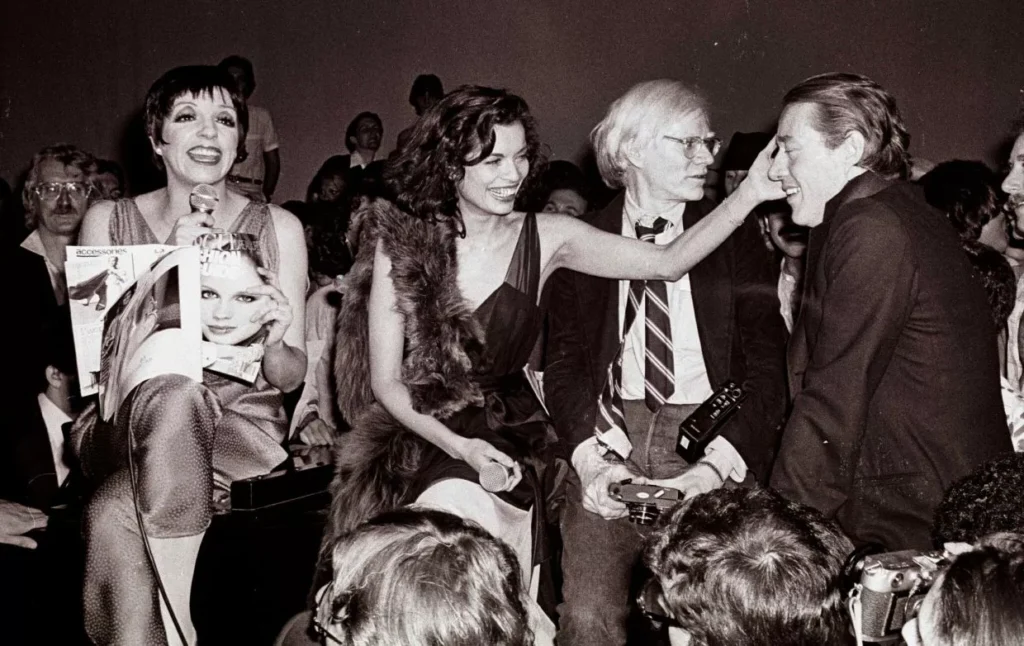 Namhafte Stars wie unter anderem Liza Minelly, Mick und Bianca Jagger, Andy Warhol gehörten zu den Stammgästen des Studio 54 im New Yorker Stadtteil Manhattan.