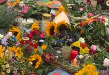 Terroranschlag auf den CSD Berlin: Es sollte um mehr gehen, als Recht zu haben Trauernde haben am Brandenburger Tor Blumen, Kerzen und Plakate hinterlassen (Foto: Laura Frech/Instagram: @vactivism)