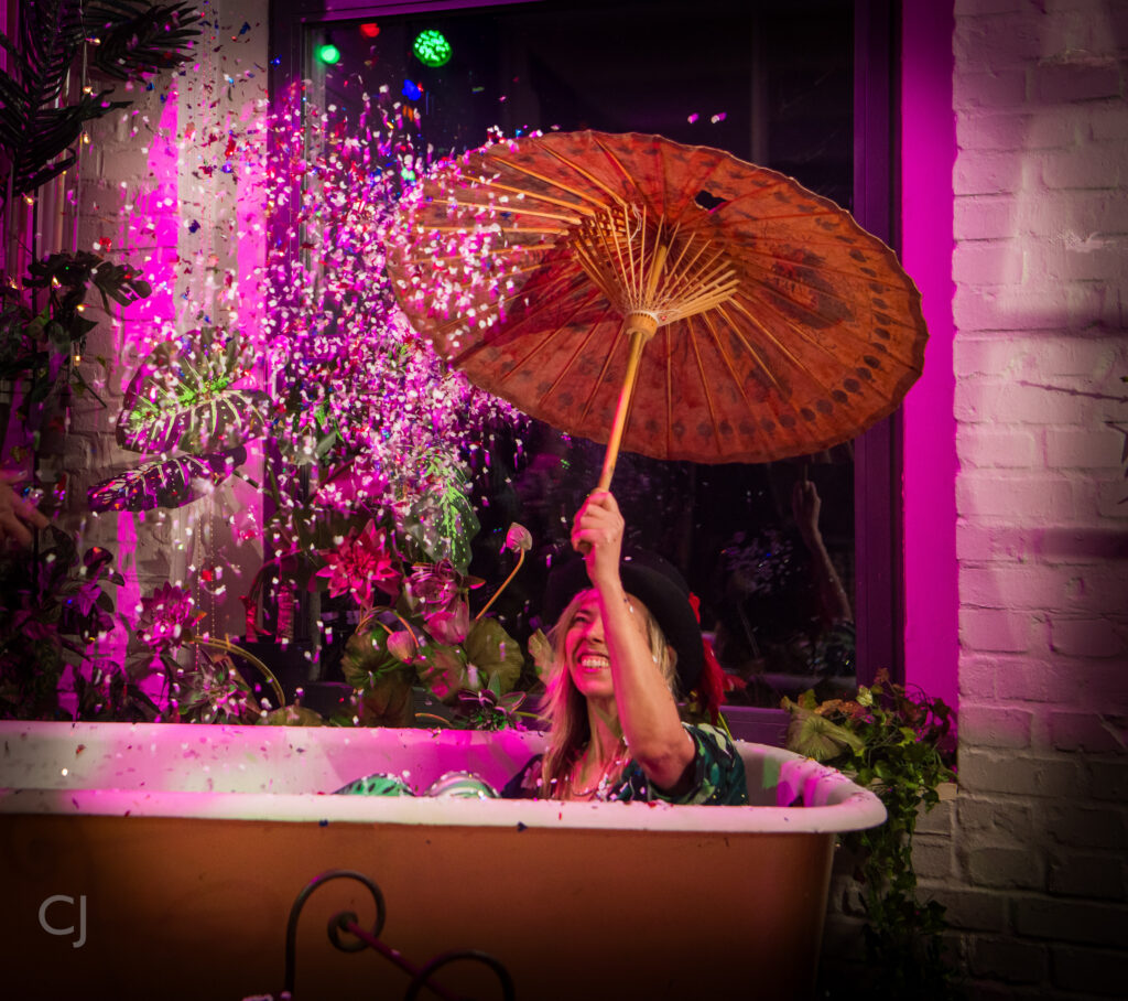 Regisseurin Britta Fischer in einer Badewanne.