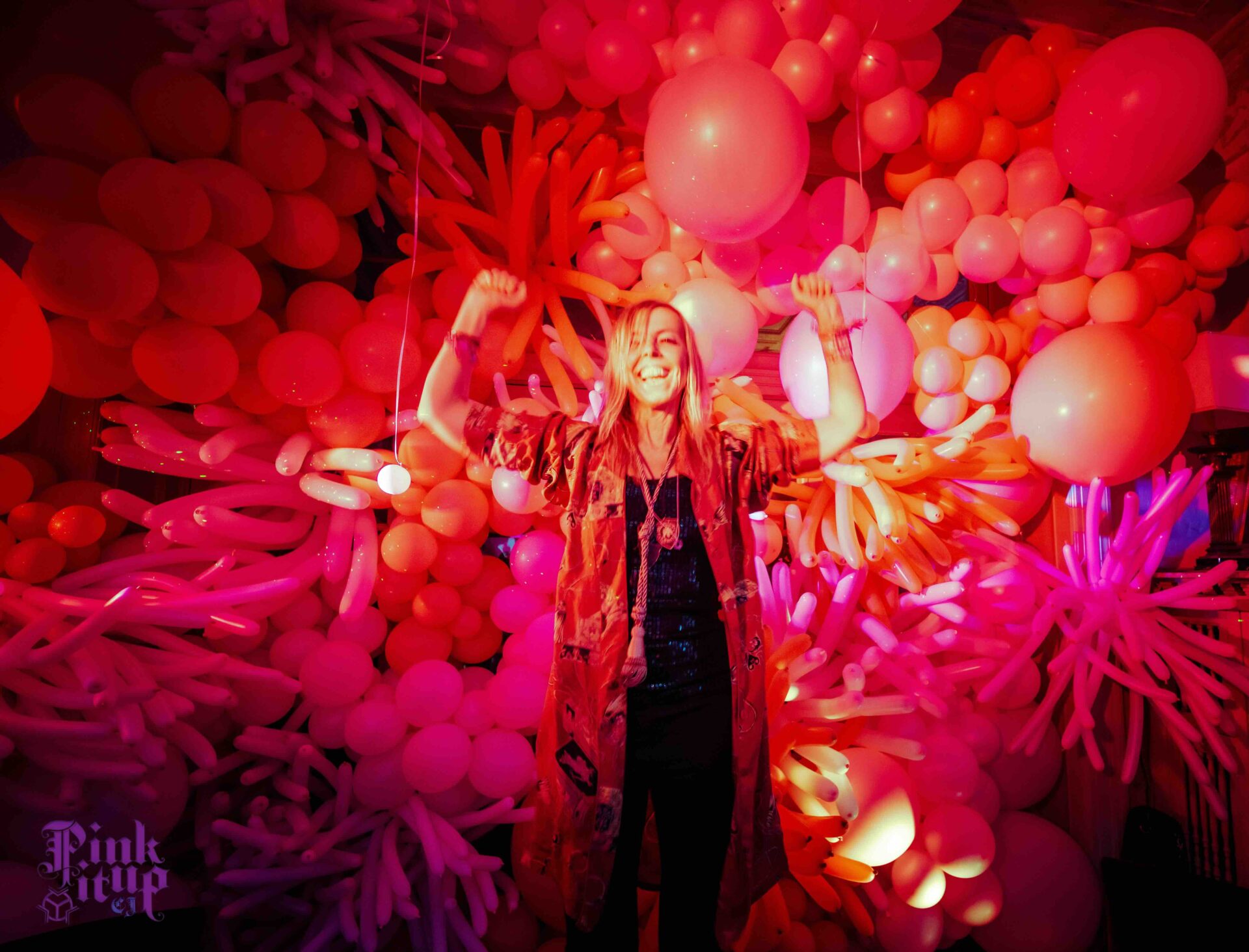 Die Regisseurin Britta Fischer strahlt inmitten vieler Ballone vor dem Debüt ihres Films Love Is Stronger
