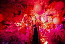 Britta Mischer über „Love is Stronger – Von Loveparade zu Rave the Planet”: „Lächelnde Gesichter konntest du trotz des Mammons immer sehen” Die Regisseurin Britta Fischer strahlt inmitten vieler Ballone vor dem Debüt ihres Films Love Is Stronger