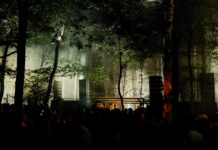 Draaimolen: Niederländisches Festival veröffentlicht Line-up Das Draaimolen 2025 auf dem Gelände des MOB Complex in Tilburg. Auch die Ausgabe 2026 findet wieder am etablierten Standort im Wald statt (Foto: Rafael Dimiioniatis)
