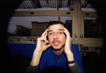 DJ Plead über seine arabische Vergangenheit und permanente Schuld: „Ich halte Identität für einen Fiebertraum” DJ Plead hat den Durchblick auf Smalltown Supersound (Foto: Lucia Jost)