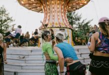 Kira Taige vom Feel Festival: „Ich lade auch mal einen LKW ab oder fahre selbst einen Radlader, wenn gerade Not an der Frau ist”