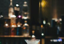 Höhere Alkoholsteuer ab 2027: Weitere Belastung für Clubs und Veranstalter:innen Das sieht köstlich aus, wird aber bald weniger erschwinglich sein (Foto: Ambitious Studio/ Rick Barrett/ Unsplash)