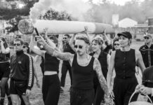Erinnerung ans Nachti 2025: Frühe Vögel, Nachteulen und Stoffzigaretten in Übergröße Die Stoffzigarette führt die Polonaise an (Foto: Christian Rothe)