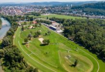 Aarauer Rave 7.0 in der Schweiz: Tote und Verletzte nach Schüssen Der Rave wurde auf dem Gelände der Pferderennbahn Aarau abgehalten. Die Schüsse fielen hinter der Tribüne im Bild oben rechts (Foto: Aargau Tourismus AG)