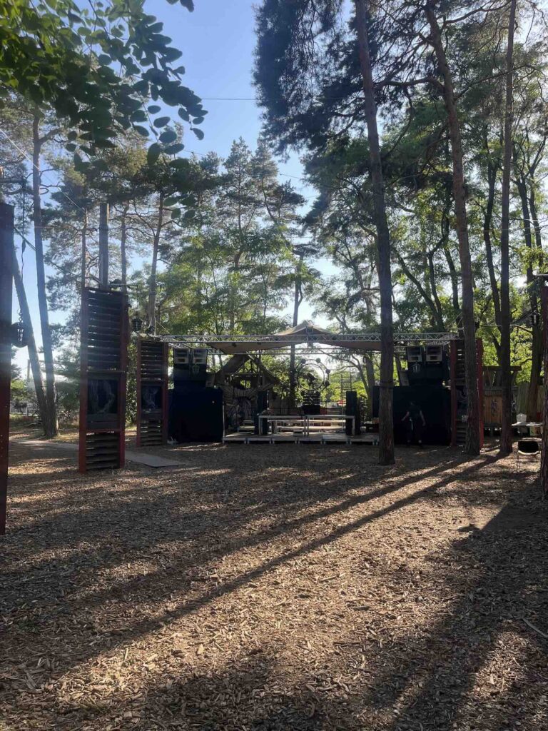 Das Shifted Festival 2026 hat auch einen Iron Forest Floor, aber der ist hier noch geschlossen.