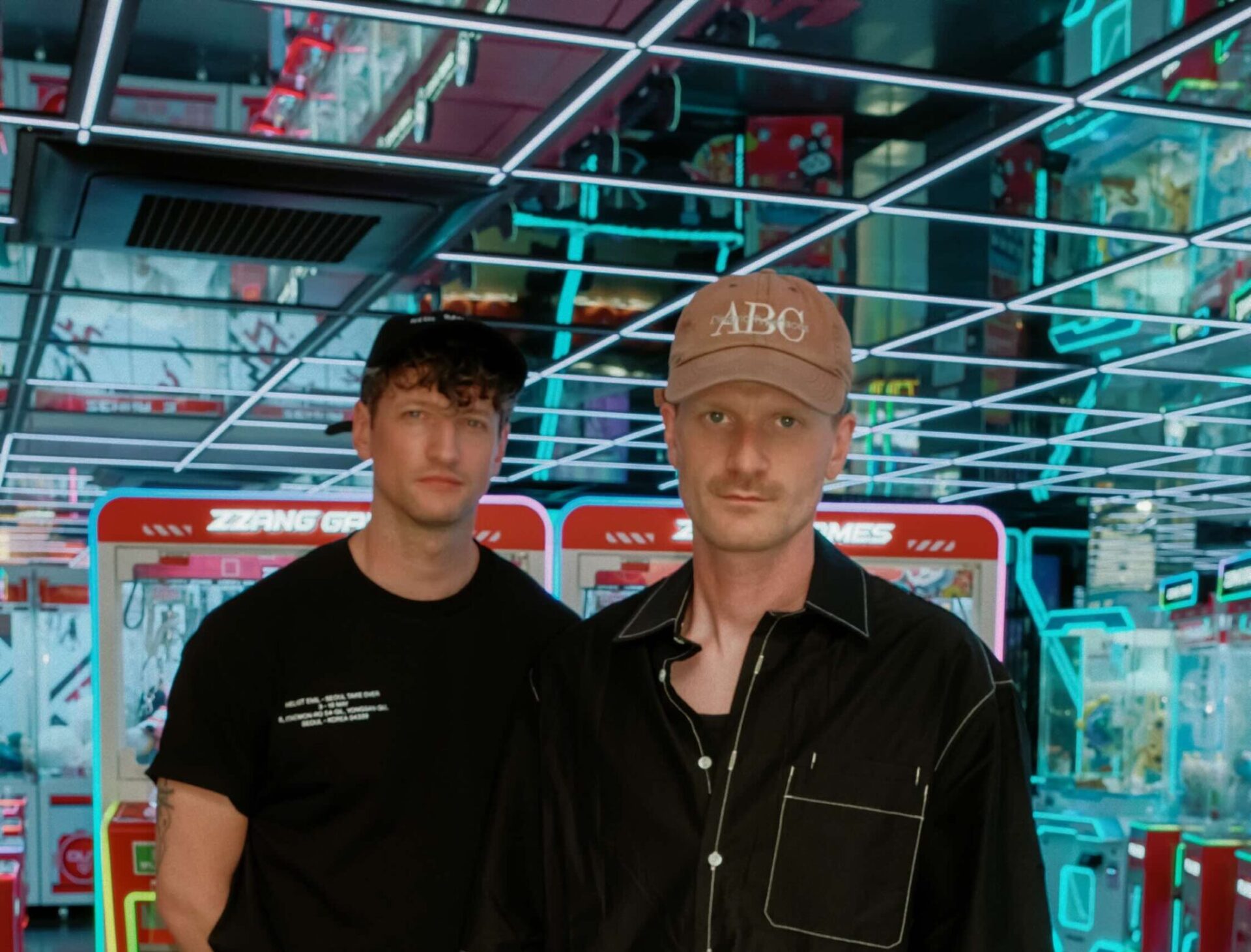Dominik Keller und Jonas Huhn (li.) haben den Flyer für die GROOVE-Party am 16. August 2026 gestaltet.