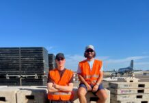 Ali Jaafar & Pol Lucien Decker vom TFELD-Festival in Berlin: „Dieses freie Gefühl, bei dem sich alle wohlfühlen” Pol Lucien Decker (links) und Ali Jaafar auf am Tempelhofer Flughafen. In acht Tagen tobt hier das TFELD (Dieses und alle weiteren Fotos: Alexis Waltz)