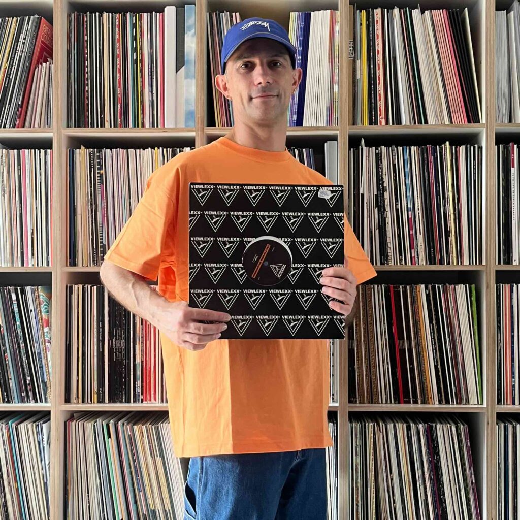 Massimiliano Pagliara vor seinem Plattenschrank mit dem Album von The Parallax Corporation