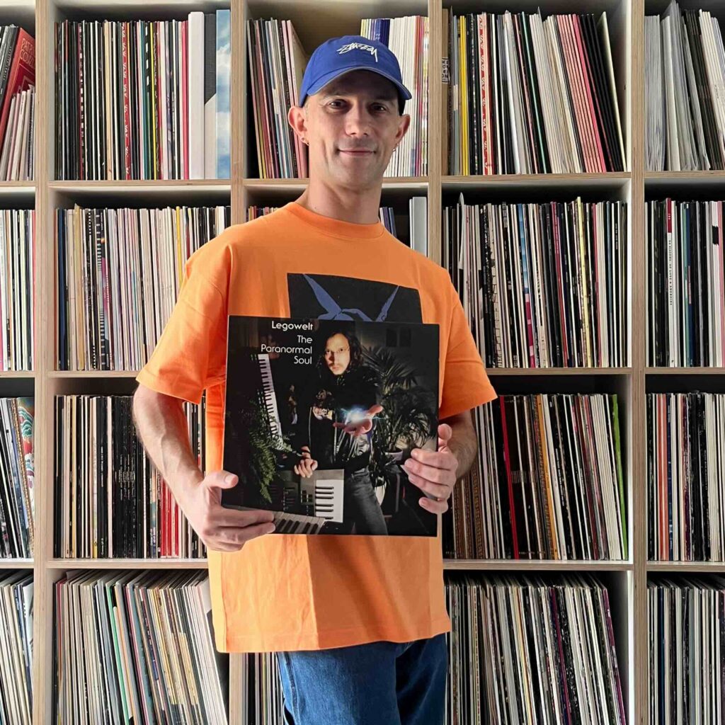 Massimiliano Pagliara mit seinem Legowelt-Album-Pick vor seinem Plattenschrank.