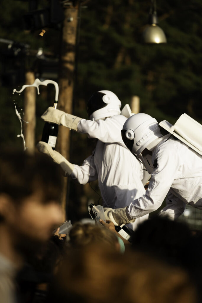 Die Astronauten schenken aus (Foto: Jörg Brüggemann)