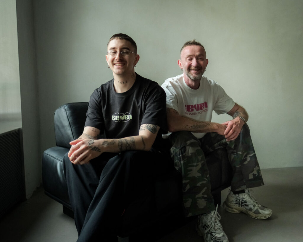 Die SEVEN-Gründer CRYME und Glenn Elliott lächeln.