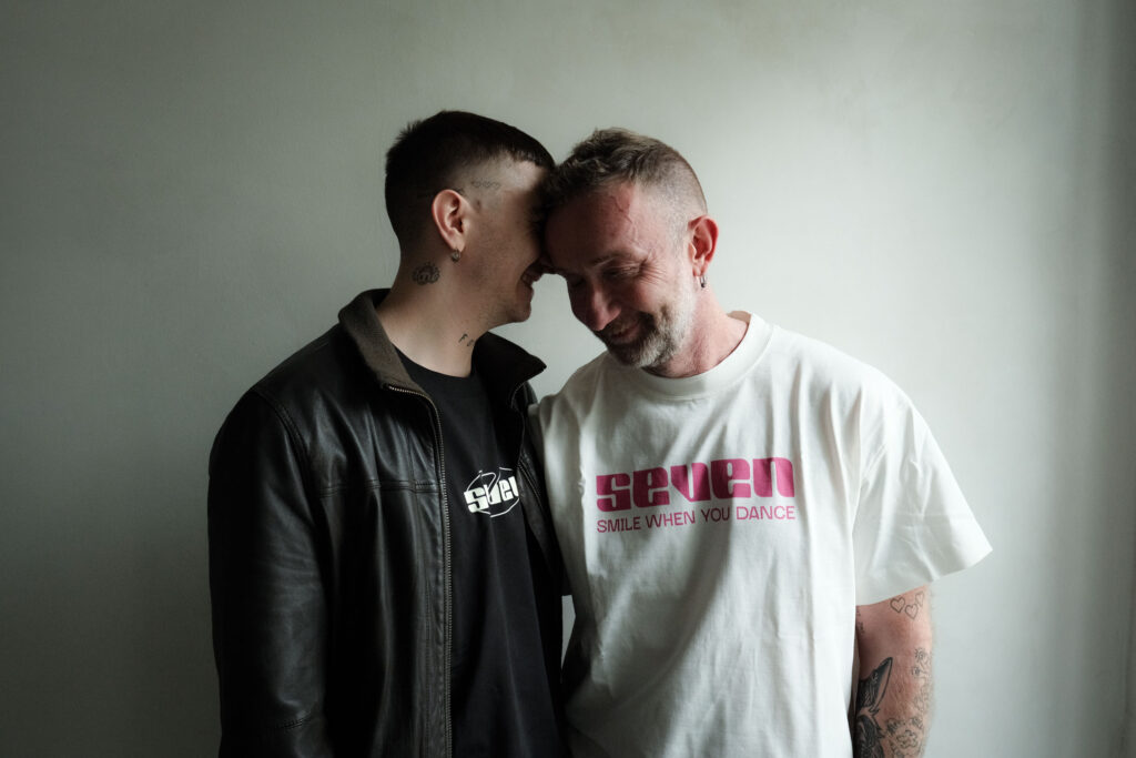 Die Plattenladenbesitzer CRYME und Glenn Elliott mit SEVEN-T-Shirts.