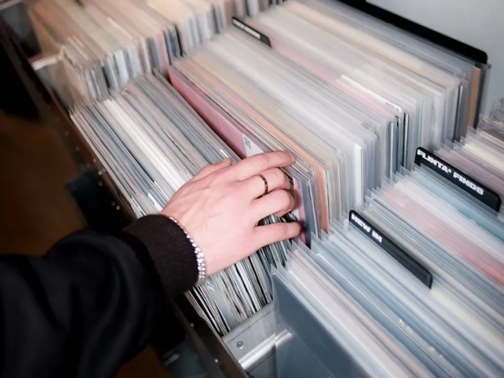 Mehrere Platten, darunter eine FLINTA-Section, im Community Record Store SEVEN in Berlin