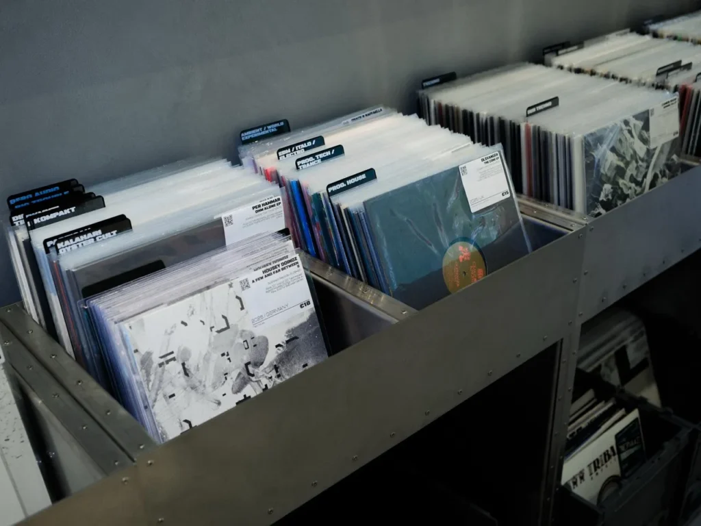 Viele Platten mit kleinen Notizen im Community Record Store SEVEN in Berlin.