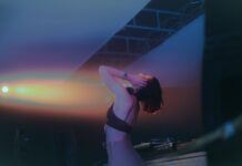SOUNDIT 2026 in Barcelona: Im Zickzack-Schatten der Kiefernbäume sitzen und träumen Nina Kraviz trat beim SOUNDIT Festival 2026 in Barcelona auf.