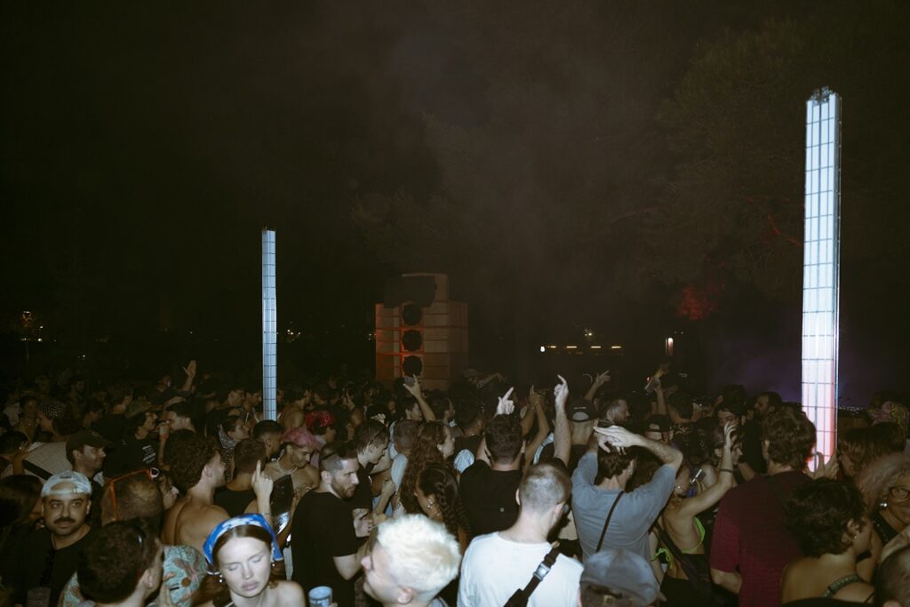 Viele Menschen beim SOUNDIT Festival in Barcelona vor einer Bühne.