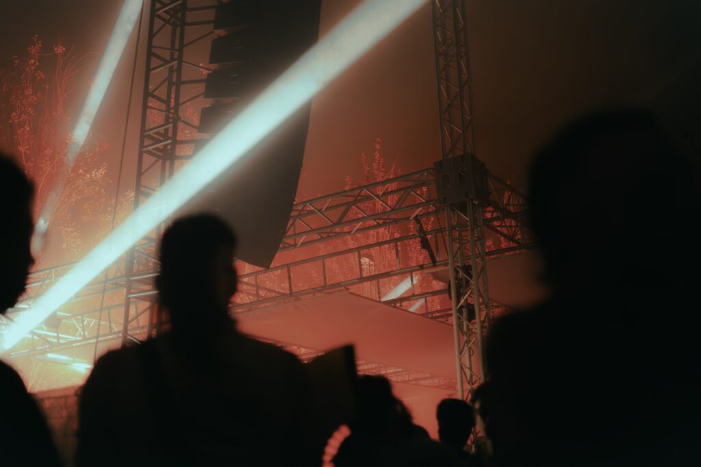 Viele Lichter, ein Schatten beim SOUNDIT Festival 2026.