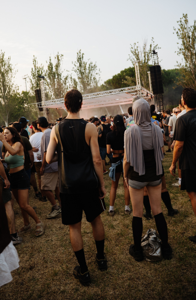 Zwei Besucher:innen des SOUNDIT Festival 2026 von hinten.