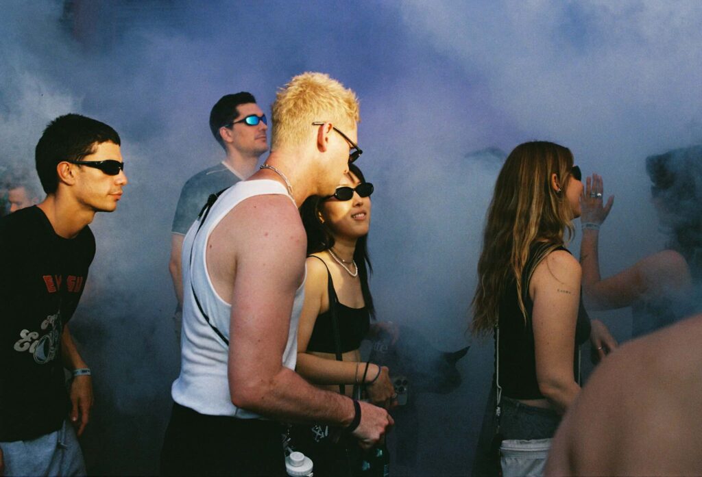 Raver und Raverinnen beim Stone Techno Festival 2026.