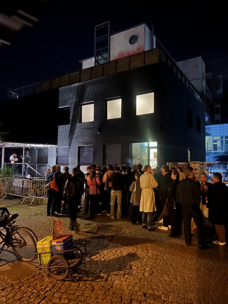 Die Freunde der Neuen Nationalgalerie vor dem einstigen Watergate (Foto: Alexis Waltz)