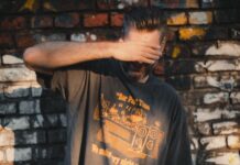 GROOVE Podcast 517 – DJ Fett Burger DJ Fett Burger vor einer Ziegelwand