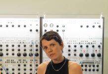 Mutek: Kanadisches Elektronik-Festival kündigt Deutschland-Termine an Estelle Schorpp am Buchla-Synthesizer (Foto: Presse)