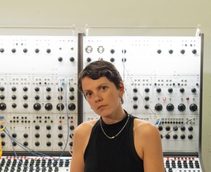 Estelle Schorpp am Buchla-Synthesizer (Foto: Presse)