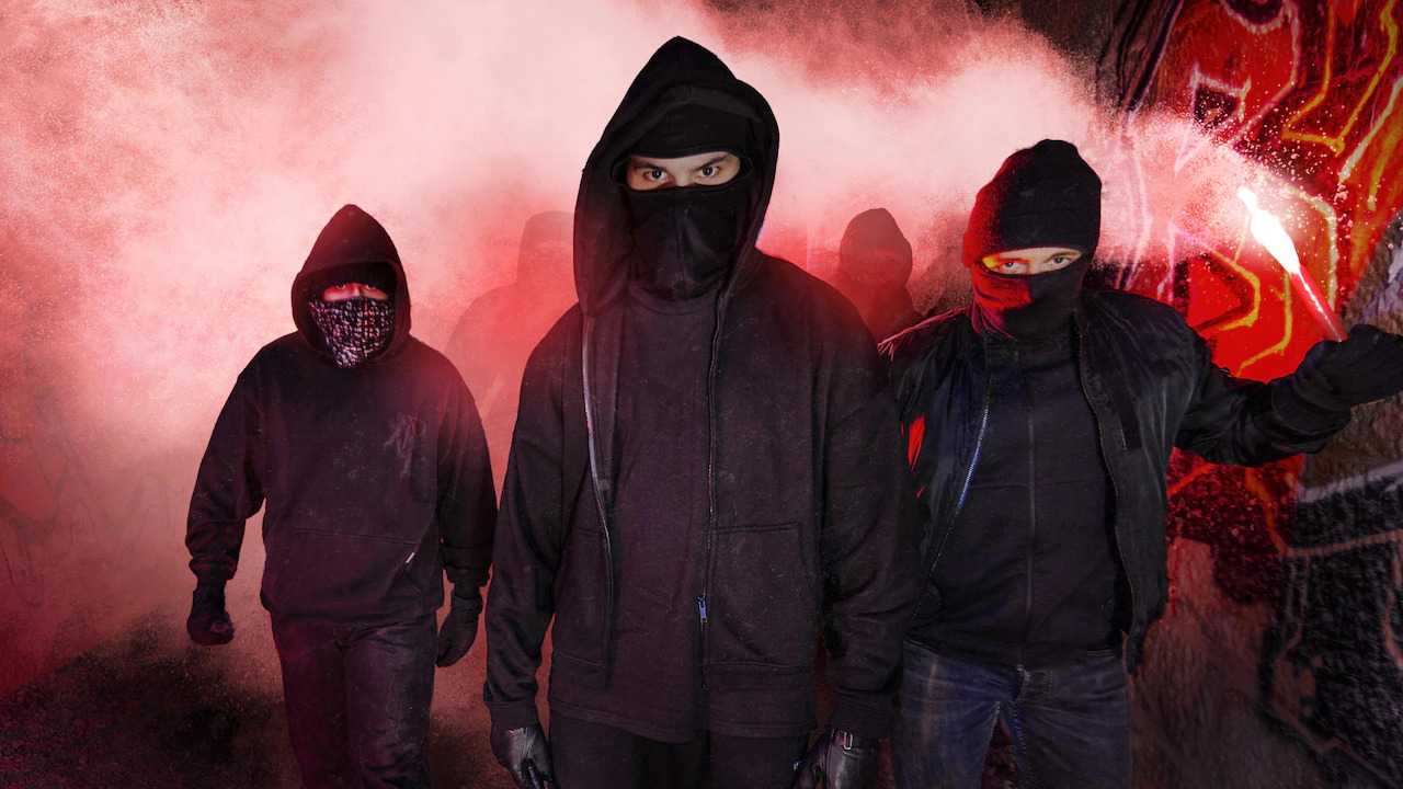 „Hardtekk und Hitlergruß”: Neue Doku zeigt, wie Rechtsextreme die Techno-Szene unterwandern