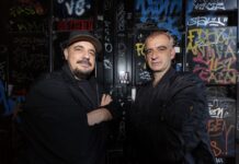 Neues Album „MDSLKTR” angekündigt: Modeselektor kollaborieren mit Siriusmo, Gudrun Gut und Lars Eidinger Gernot Bronsert und Sebastian Szary sind Modeselektor, hier stehen sie vor einer vollgesprayten Clubtüre.