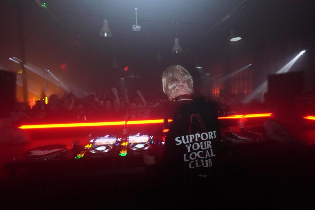 DJ Hell von hinten abgelichtet beim tanztag. Schwerin