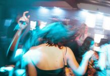 Awareness-Arbeit in Wien vor dem Aus: 246.000 Euro Förderung gestrichen Eine Frau tanzt mit dem Rücken zur Kamera in einem Club