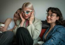 Gen Z und Clubkultur: Jeder zweite verzichtet wegen Angst aufs Tanzen Drei junge Mädchen sitzen vor einer Kamera, eine trägt eine schnelle Brille.