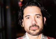 GROOVE Podcast 520 – Matthew Dear Der DJ und Producer Matthew Dear in einem schönen Anzug.