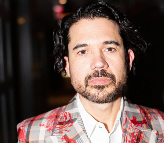 Der DJ und Producer Matthew Dear in einem schönen Anzug.