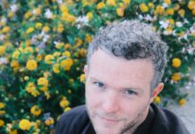 GROOVE Podcast 523 – Traumer pres. Marion Poncet Marion Poncet sitzt vor gelben Blumen.