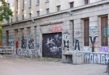 Berghain: Berliner Club-Institution setzt auf Vorverkaufstickets Berghain Eingang Foto Alexis Waltz
