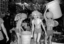 Studio 54: ARTE zeigt Doku über legendären New Yorker Club Performer tragen Fässer im legendären Studio 54 in New York